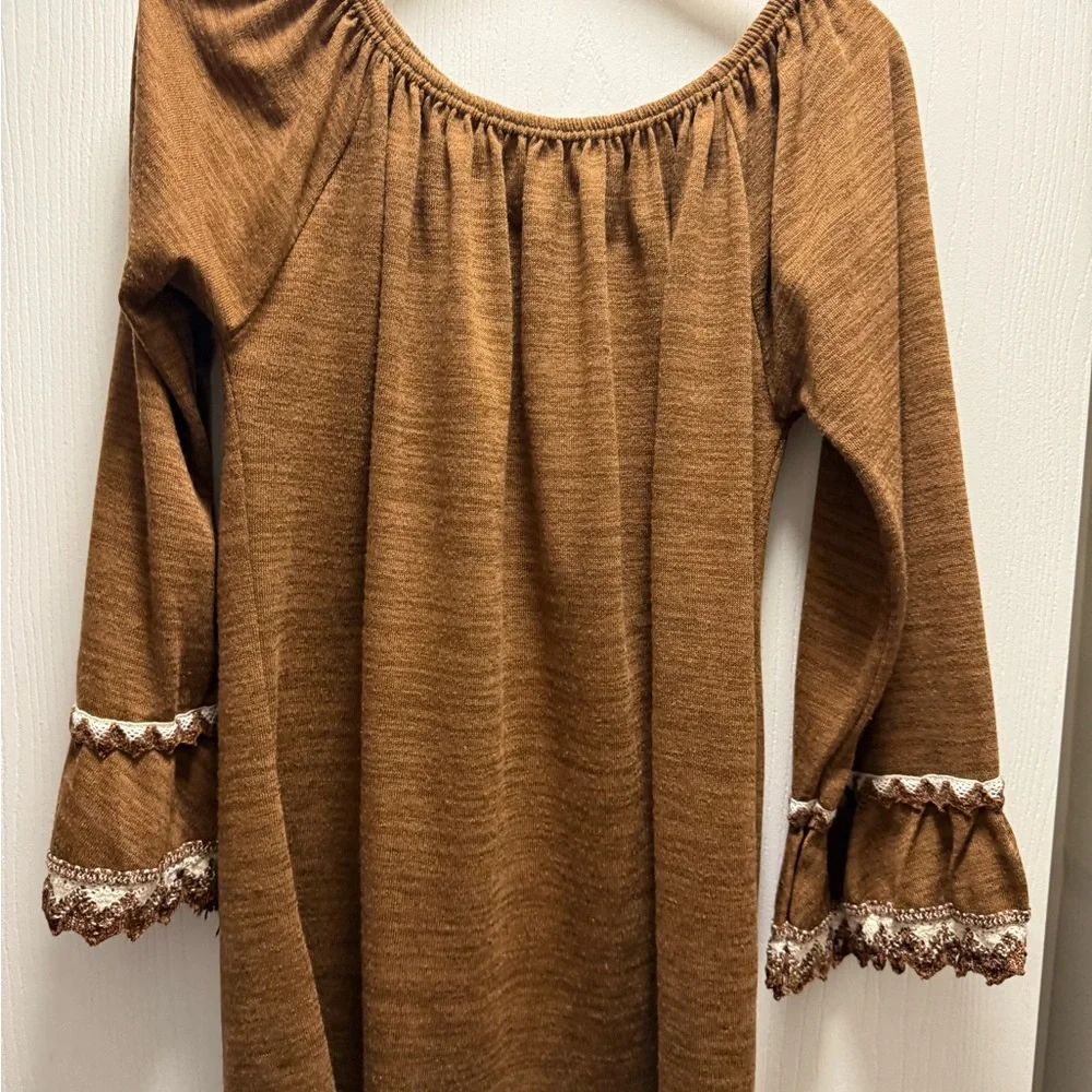 Win-Win Brow Off-Shoulder Tunic with Lace Trim - Picture 3 of 5